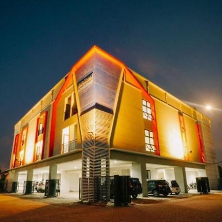 Dparagon Kalijudan Hostel Surabaya Ngoại thất bức ảnh